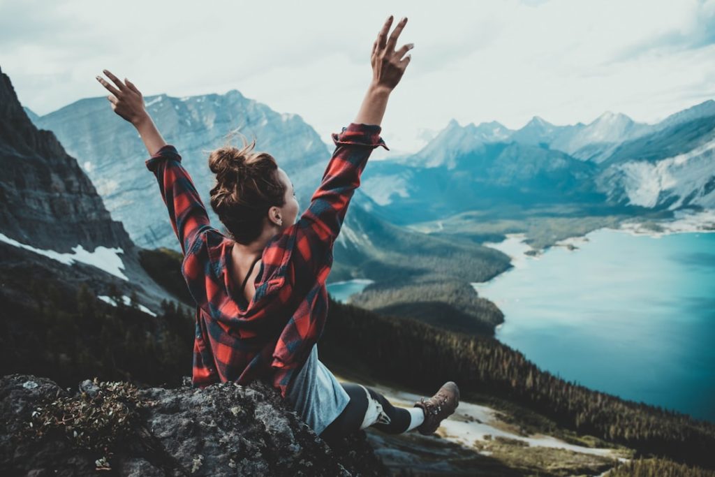 Femme en montagne dans une attitude de liberté, illustration de l’énergie et du mouvement