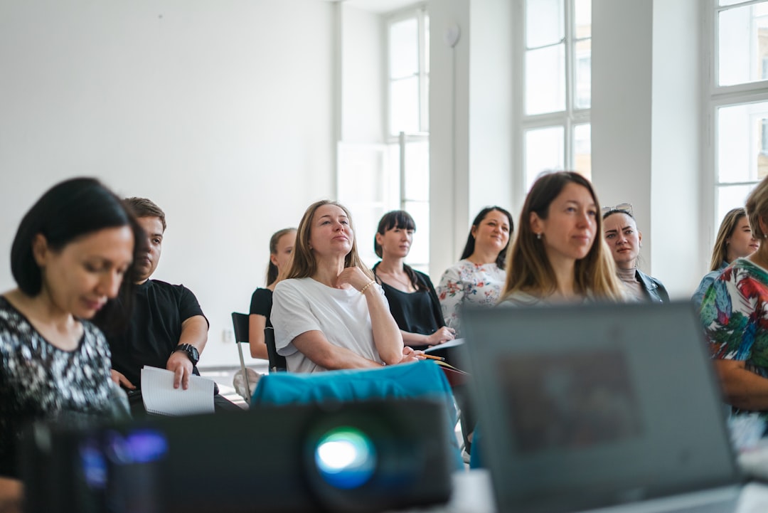 Groupe d’adultes participant à une formation dans une salle lumineuse