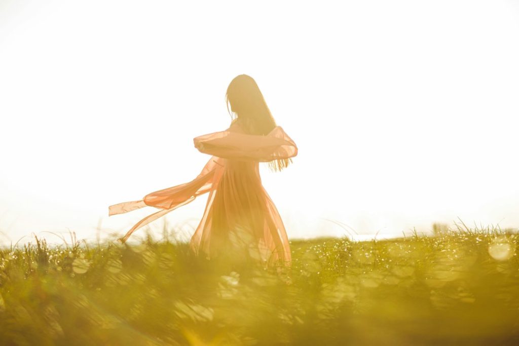 Silhouette dans un paysage naturel, évocation du mouvement et de l’équilibre