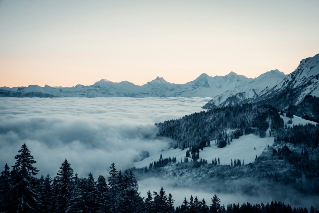 Paysage de montagne suisse dans une lumière douce